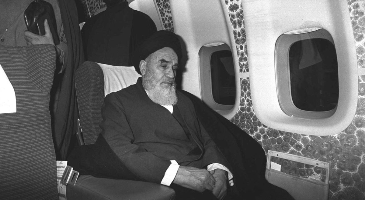 لحظه تاریخی ورود حضرت امام خمینی (ره) به ایران+ فیلم